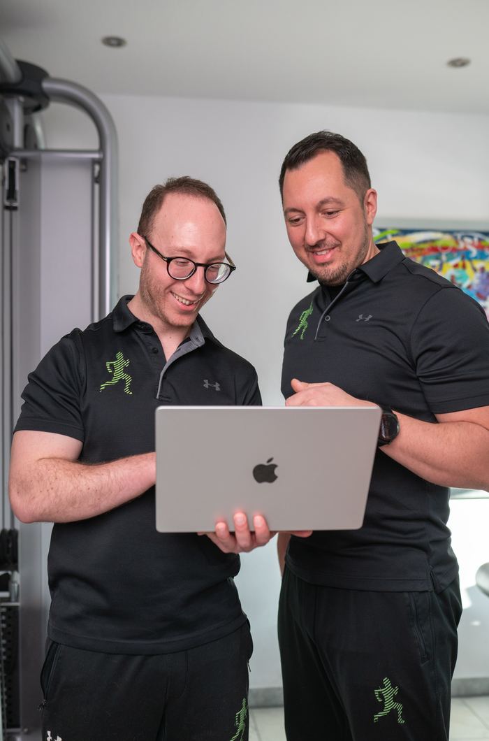 Trainingsplanung im Team am Laptop