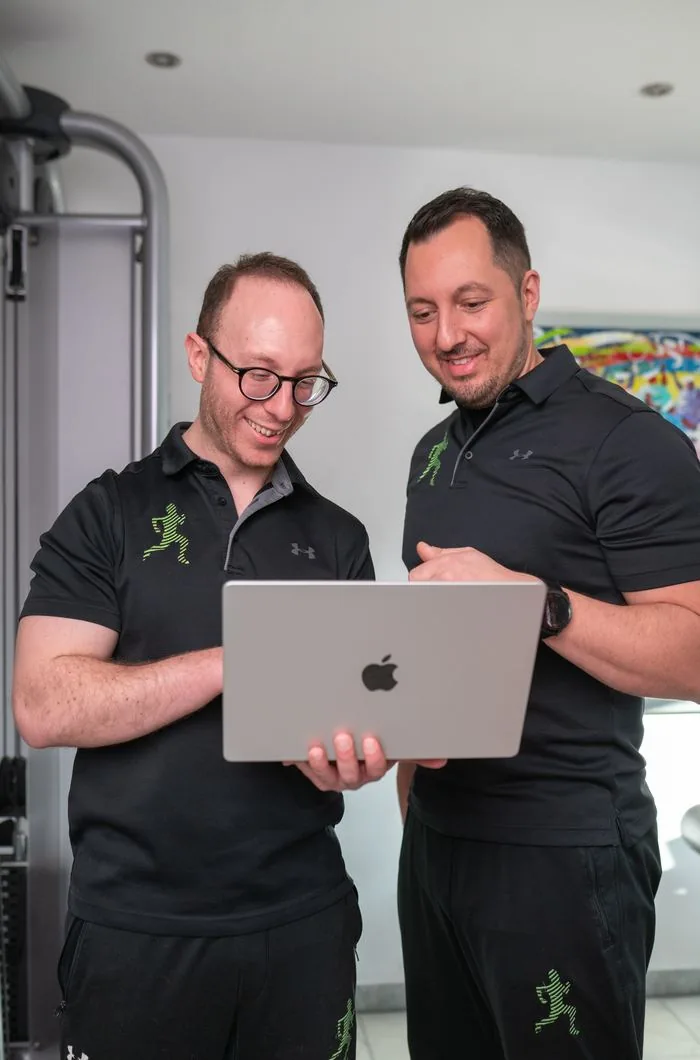 Trainingsplanung im Team am Laptop