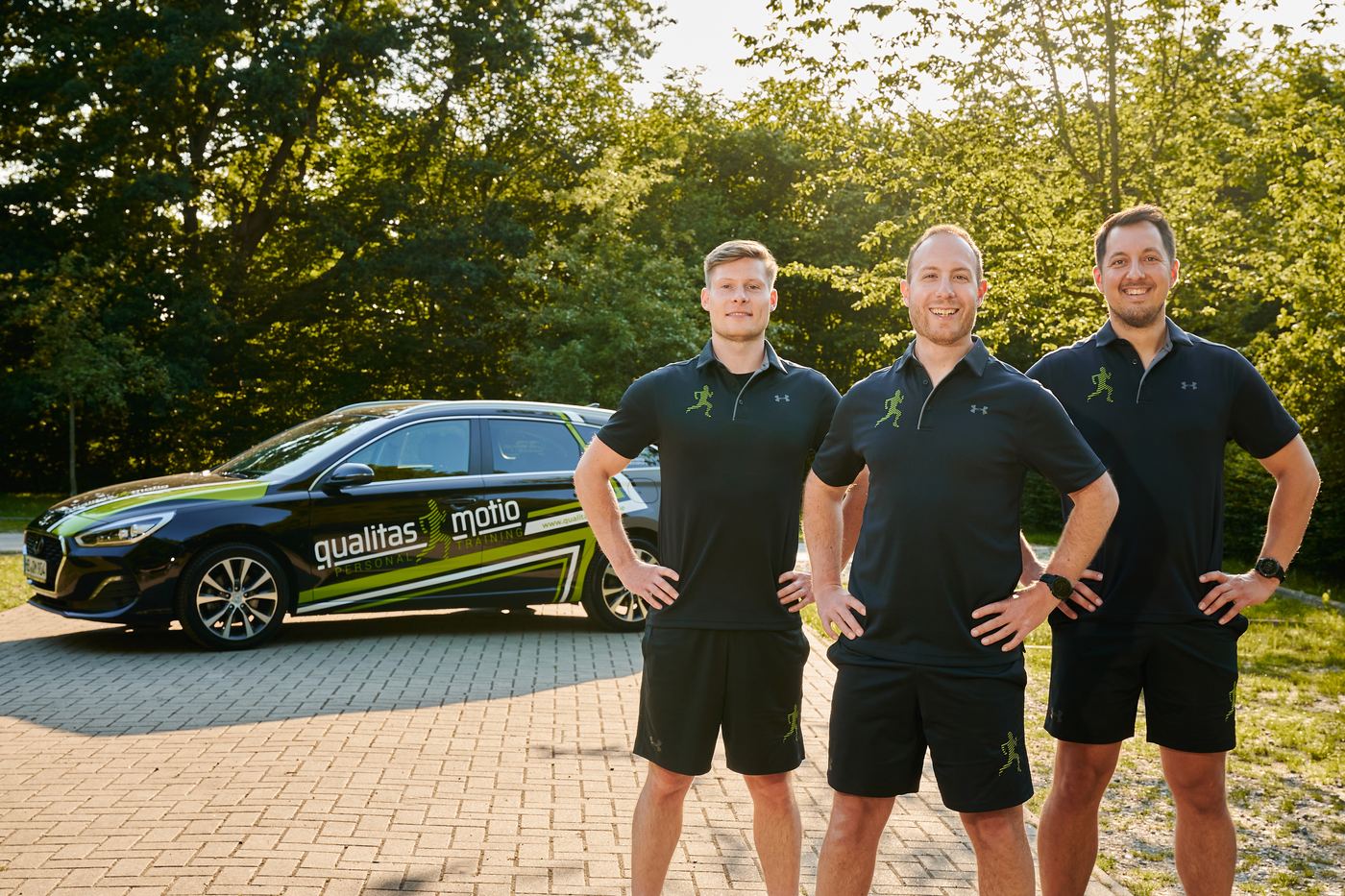 Trainerteam qualitas motio vor dem Firmenfahrzeug in Bremen